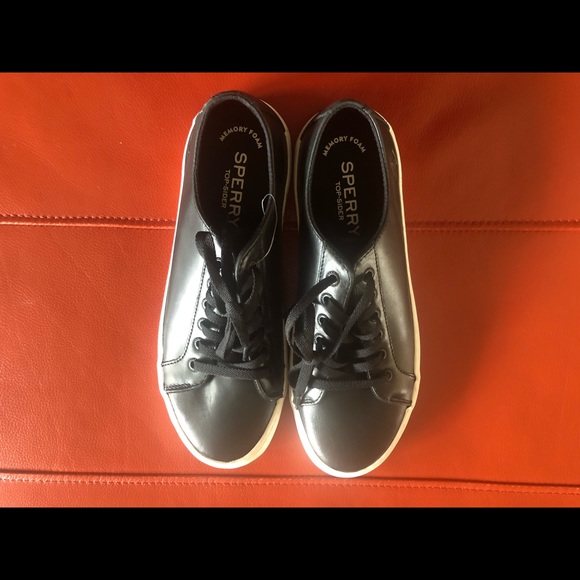 Brand New NWOT Sperry leather boat sneakers. - Picture 1 of 3